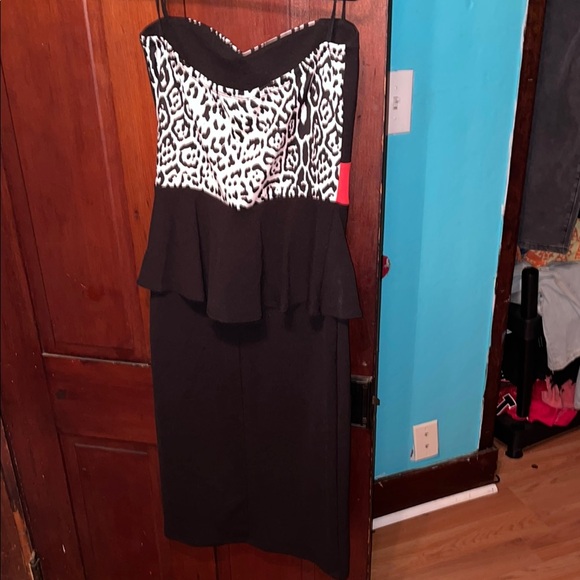 Chic Strapless Black and White Leopard Dress with Red Accent - Picture 7 of 9